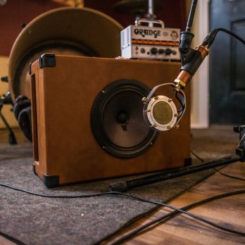 King Killer Studios - Ear Trumpet Labs Edwina mic on a homebrew suitcase cab - Recording & Rehearsal Studios Near Me - Brooklyn, New York King Killer Studios - Ear Trumpet Labs Edwina mic on a homebrew suitcase cab - Recording & Rehearsal Studios Near Me - Brooklyn, New York
