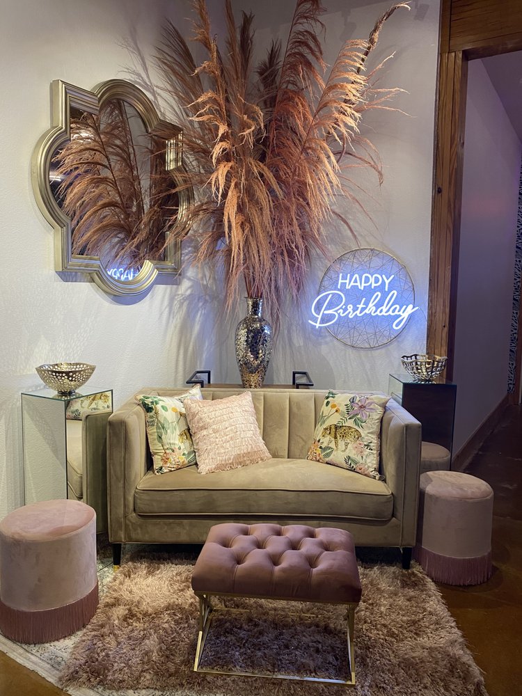 BLOCQUE 6 Updated September 2024 15 Photos 1427 N Hwy 67, Cedar