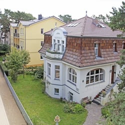 Villa Harmonie - Die Villa Harmonie steht direkt an der Promenade, welche die drei Kaiserbäder miteinander verbindet.