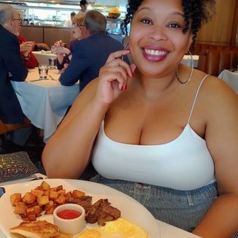 BrickTop's - Dining area - Breakfast & Brunch Near Me - Birmingham, Alabama