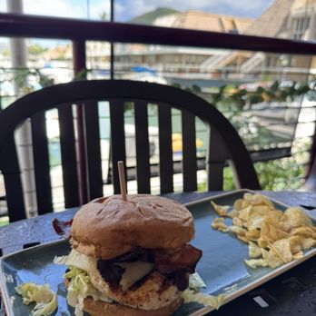 Kona Brewing - Chicken sandwich - Brewpubs Near Me - Honolulu, Hawaii