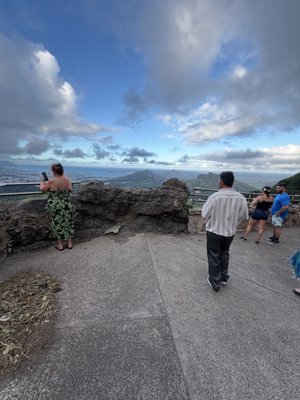 Nuʻuanu Pali Lookout by null