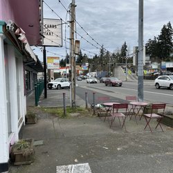Kelly Cannoli - Lake City - Outside on the side nearest the street is a small dining area