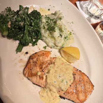 Rutherford Grill - Oak grilled salmon - American Near Me - Rutherford, California