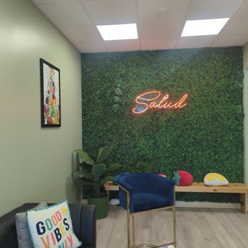 Salud Robinson - Ample seating, including this nook - Juice Bars & Smoothies Near Me - Pittsburgh, Pennsylvania