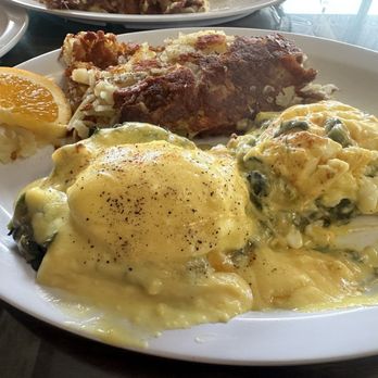 Egg Heaven Cafe - Eggs Benedict w/ Spinach & home made hashbrowns - Breakfast & Brunch Near Me - Long Beach, California