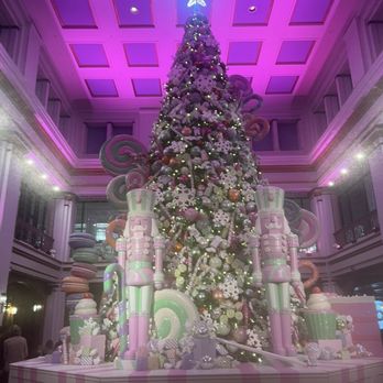 The Marshall Field's Walnut Room - Christmas tree - American Near Me - Chicago, Illinois