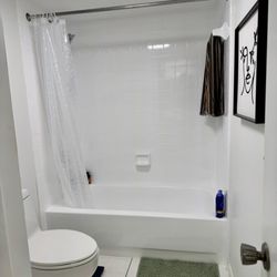 Naples Resurfacing - Previously the tub surround was beige