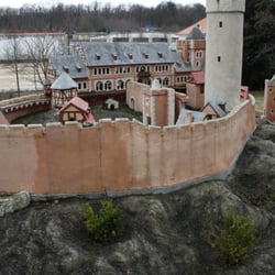Modell Schloß Anhalt - Wehrhafte Mauern schützen das Schloß, die Burg?