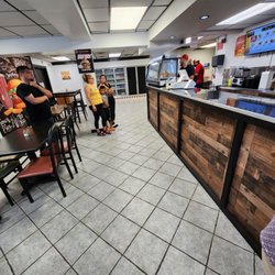 Lucky Chip Burger - Nice, clean dining area.