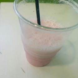 Yogurtmanía - Smoothie de banana, frutilla y yogurt (ya me tomé la mitad) GENIAL.