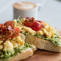 The House Café - Toast de Aguacate con Huevo Revuelto