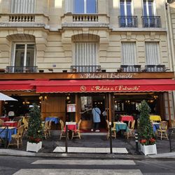 Le Relais de l'Entrecôte - Quite a line for Saturday's 12 pm opening