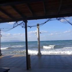 Kıyı Balık Restaurant - Tafeltje dichtbij de kachel en naar de zee en Samos kijken ; ook leuk