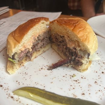 Doc Ponds - Smash burger - Bars Near Me - Stowe, Vermont