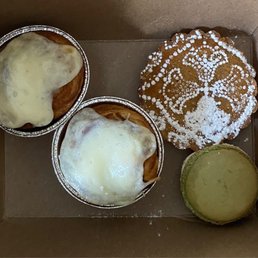 Cinnamon rolls, macaroon