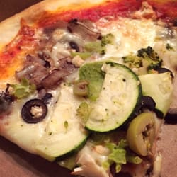 Bélanger Pizzeria - Excellent veggie pizza.