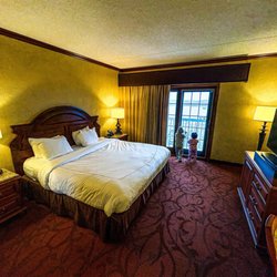 Chateau on the Lake Resort Spa & Convention Center - Ambassador King Suite bedroom