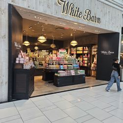 White Barn Candle - The front