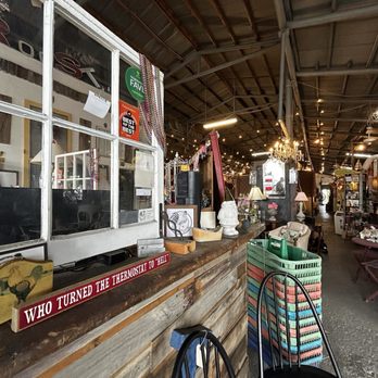 Vintage Roost - Vintage shop - Antiques Near Me - Tampa, Florida Vintage Roost - Vintage shop - Antiques Near Me - Tampa, Florida
