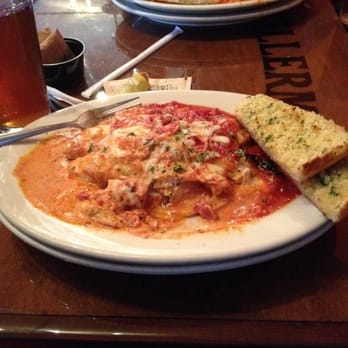 Guillermo's - Chicken pepperoni lasagna with garlic bread. - Italian Near Me - San Antonio, Texas Guillermo's - Chicken pepperoni lasagna with garlic bread. - Italian Near Me - San Antonio, Texas
