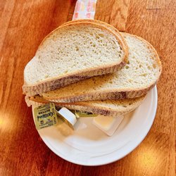 Gus's Restaurant & Tavern - 9/19/26 - complementary rye bread and butter