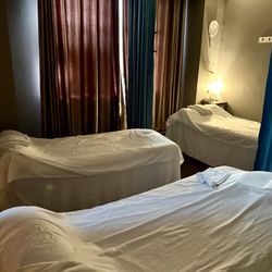 One of the massage rooms. Very busy, loud Sunrise Highway can be heard right outside the windows