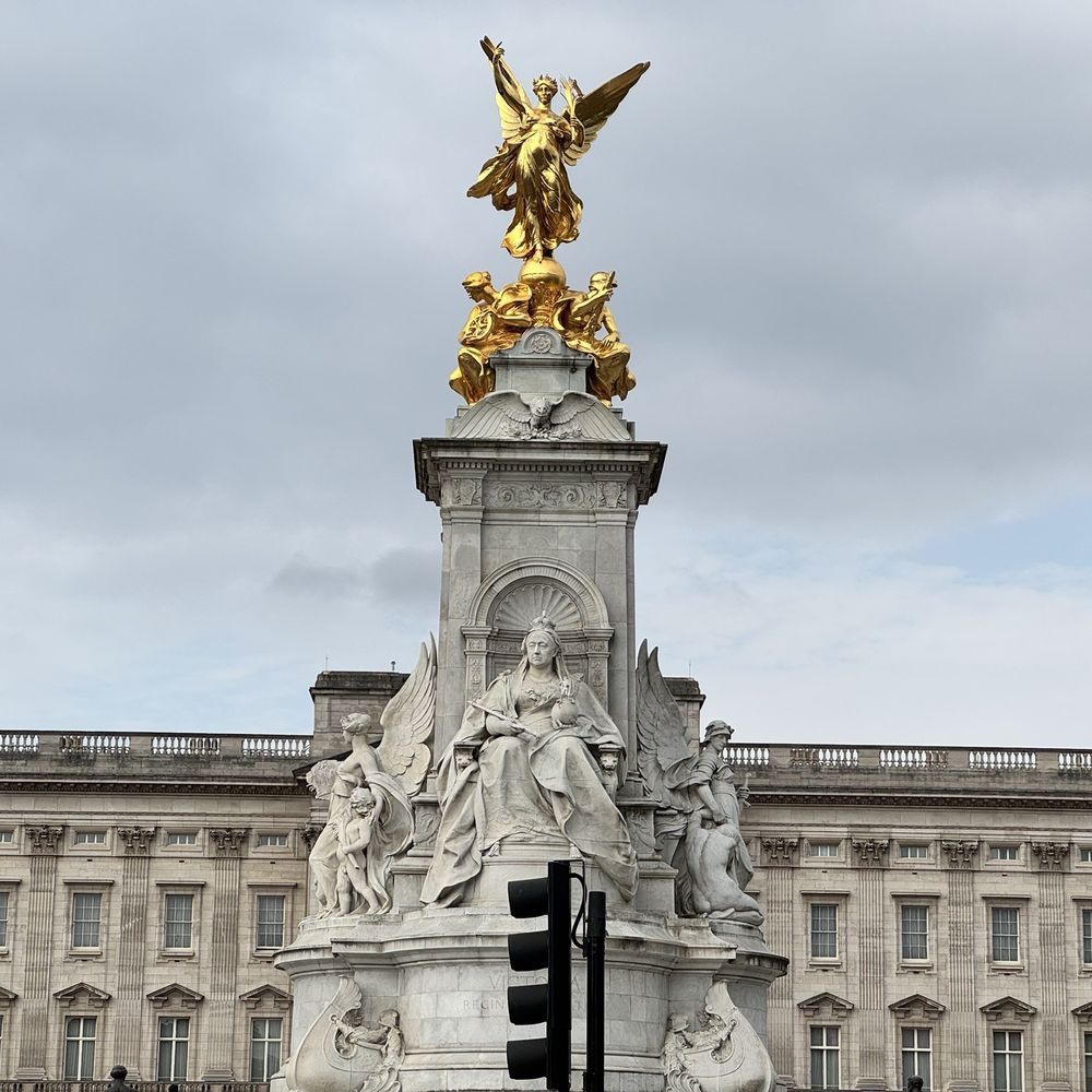 Buckingham Palace - Queen Victoria Memorial between The Mall and Buckingham Fountain - Landmarks & Historical Buildings Near Me - London, XGL