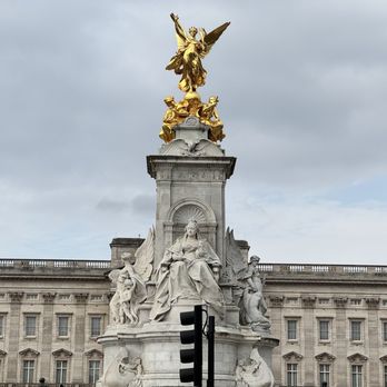 Buckingham Palace - Queen Victoria Memorial between The Mall and Buckingham Fountain - Landmarks & Historical Buildings Near Me - London, XGL