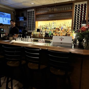 Mama's On the Hill - Bar (First Floor) - Italian Near Me - Saint Louis, Missouri