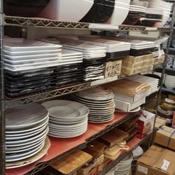 景德行瓷業有限公司 - Stacked with stuff