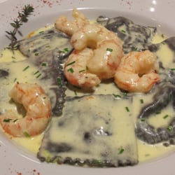 Castro Grill - Ravioles de salmón con salsa de camarones