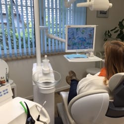 Carmen Hohmann - Der Behandlungsstuhl hat ein integriertes Display um Diagnosen und Behandlungen mit visueller Unterstützung zu besprechen.