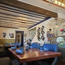 Bistro at The Porch - Clean atmosphere. We came on Sunday 4PM. There was no crowd