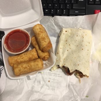 Colosso Taco - Stinger taco w/BBQ, Lettuce & Tomatos! And a few pizza roll ups to top it off! Food was great! - Pizza Near Me - Tonawanda, New York