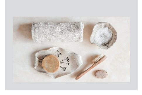 Massage & Body Polish - Body Polish
Full Body exfoliation! The treatment begins with a dry brushing over the body which stimulates the lymphatic system and helps loosen dead skin cells.