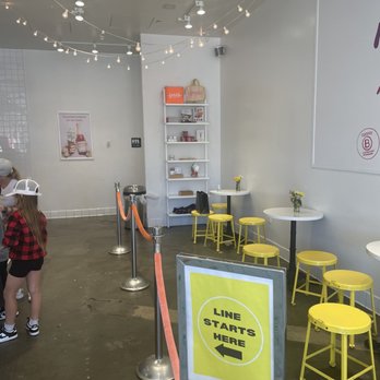 Jeni's Splendid Ice Creams - Inside decor - Ice Cream & Frozen Yogurt Near Me - Calabasas, California