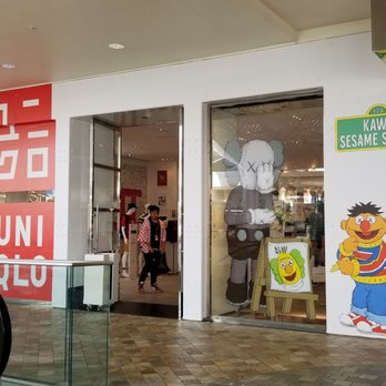 Uniqlo - Front door - Men's Clothing Near Me - Honolulu, Hawaii Uniqlo - Front door - Men's Clothing Near Me - Honolulu, Hawaii