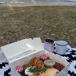 La Gourmanderie - Chaque événement est important, petit ou grand! Voici une boite que nous avons préparé pour un picnic entre amis.