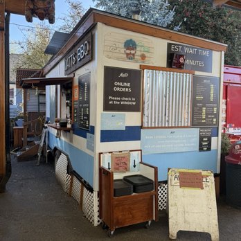 Matt's BBQ - Food Trucks Near Me - Portland, Oregon