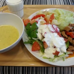 Tyyni - Maissikesäkurpitsakeittoa. Salaattia ja porsasgulassia yrttiperunamuussilla