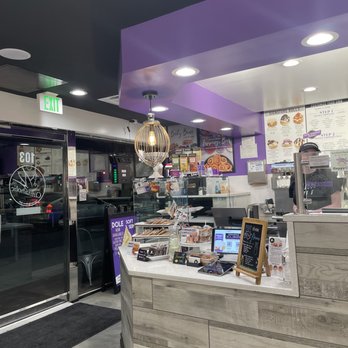 Cinnaholic - Inside super cute - Bakeries Near Me - Long Beach, California
