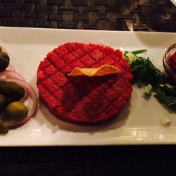 Spago - Tatar mit scharfer Chili-Sauce - dazu warmes Toastbrot mit Butter - lecker!