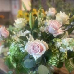 Coastal Flowers And Gifts - Flower arrangement