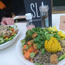 SLA Hoog Catherijne - Smoked mackerel salad and vegan nourish bowl.