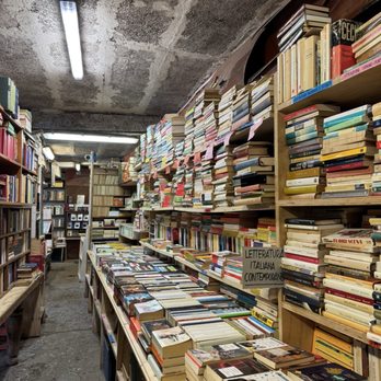 Libreria Acqua Alta - The back section of the store in off-peak hours - Bookstores Near Me - Venezia, VE Libreria Acqua Alta - The back section of the store in off-peak hours - Bookstores Near Me - Venezia, VE