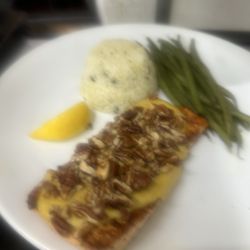 Jett's Grill - Pecan salmon with white rice and a side of green beans
