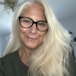 VidaCann - Hourglass figure at 51 and sexy and happy as hell for the first time in my life. Deeply grateful and thankful for this dispensary.