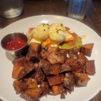 Earls Kitchen + Bar - Lobster Eggs Benedict - New American Near Me - Boston, Massachusetts