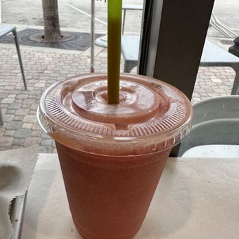 J28 Sandwich Bar - Strawberry and papaya smoothie - Peruvian Near Me - Hollywood, Florida